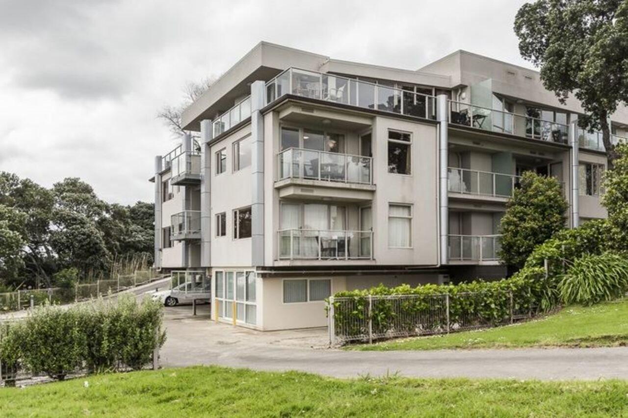Vr Takapuna Auckland Exterior foto Apartments in the suburb of Remuera, Auckland