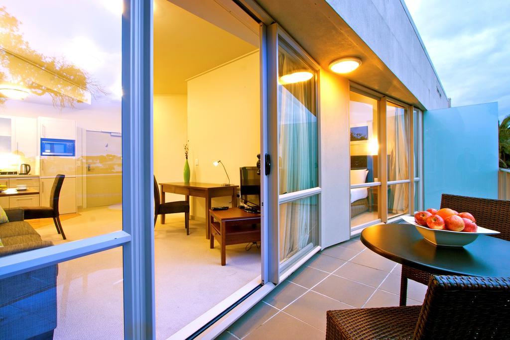 Vr Takapuna Auckland Exterior foto A sliding door