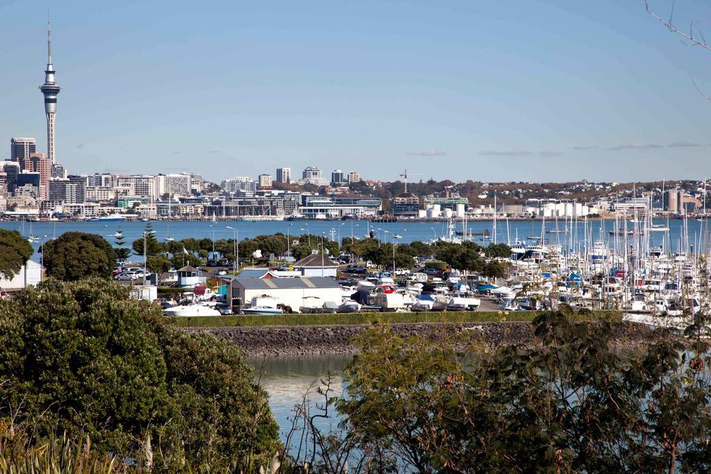 Vr Takapuna Auckland Exterior foto View of the Auckland waterfront from the suburb of Albany
